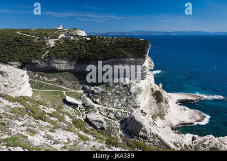 France, Corse, Corse-du-Sud et la région Corse, Côte Sud, Bonifacio, elevated view de la Falaises cliffs vers Capo Pertusato cape Banque D'Images