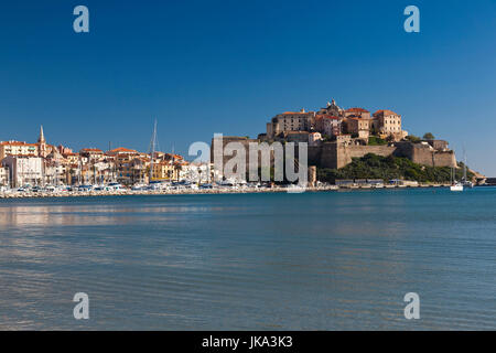 France, Corse, Haute-Corse Ministère, La Balagne, Calvi, Port de plaissance Yacht Harbour, avec vue sur la Citadelle depuis le Golfe de Calvi golfe Banque D'Images