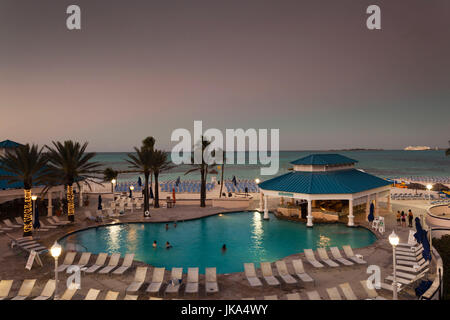 Bahamas, New Providence Island, Nassau, Cable Beach, l'hôtel Sheraton Cable Beach Resort, dusk Banque D'Images