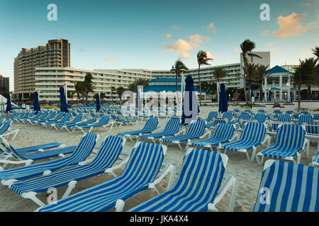 Bahamas, New Providence Island, Nassau, Cable Beach, l'hôtel Sheraton Cable Beach Resort, dusk Banque D'Images