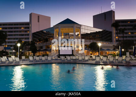 Bahamas, New Providence Island, Nassau, Cable Beach, l'hôtel Sheraton Cable Beach Resort, dusk Banque D'Images