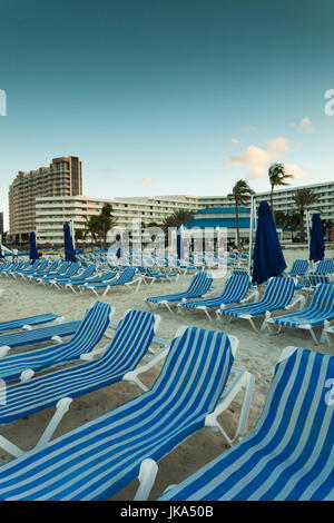 Bahamas, New Providence Island, Nassau, Cable Beach, l'hôtel Sheraton Cable Beach Resort, dusk Banque D'Images