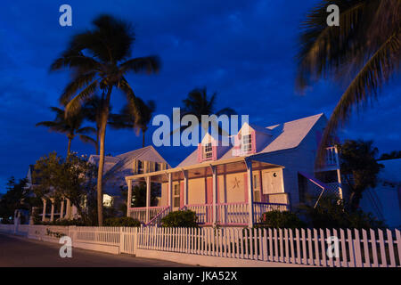 Bahamas, Île Eleuthera, Harbour Island, Dunmore Town, maison de l'ère coloniale le long de la rue Bay, dusk Banque D'Images