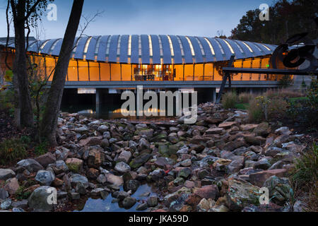 USA, Ohio, Bentonville, Crystal Bridges Museum of American Art, au crépuscule Banque D'Images