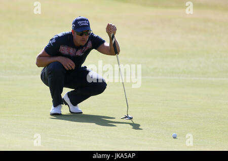 Le Suédois Henrik Stenson aligne un putt au cours de la troisième journée de l'Open Championship 2017 à Royal Birkdale Golf Club, Southport. Banque D'Images