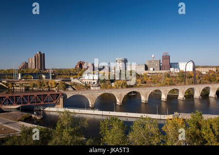 USA, Minnesota, Minneapolis, elevated view de la partie supérieure des chutes de la rivière Mississippi et de Saint Antoine zone principale Banque D'Images