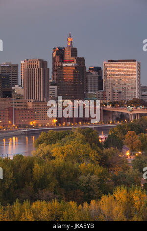 USA, Minnesota, Minneapolis, St Paul, augmentation de la skyline à partir de la rivière Mississippi, dusk Banque D'Images