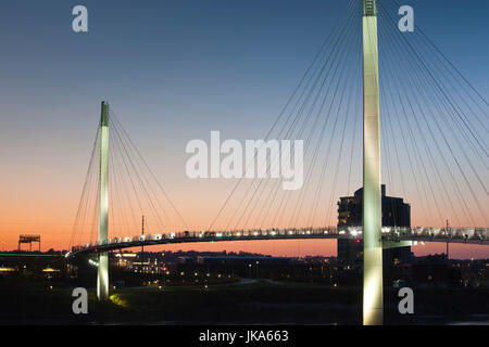 USA, Nebraska, Omaha, Bob Kerrey passerelle pour piétons de l'autre côté de la rivière Missouri, dusk Banque D'Images