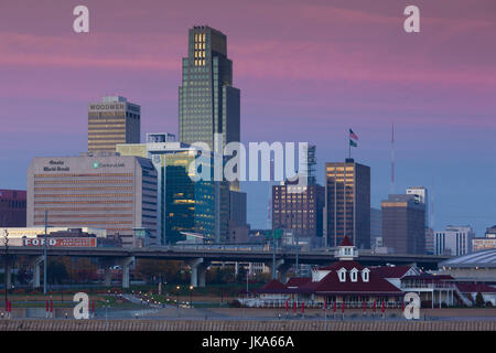 USA, Nebraska, Omaha, ligne d'horizon de la rivière Missouri, Dawn Banque D'Images