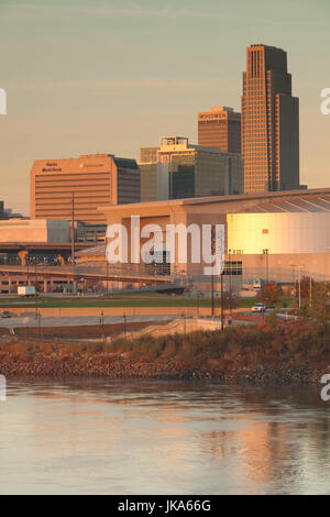 USA, Nebraska, Omaha, ligne d'horizon de la rivière Missouri, Dawn Banque D'Images