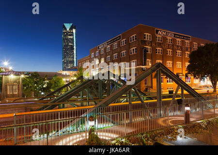 USA, Ohio, Oklahoma City, quartier des divertissements de Bricktown, crépuscule, Banque D'Images