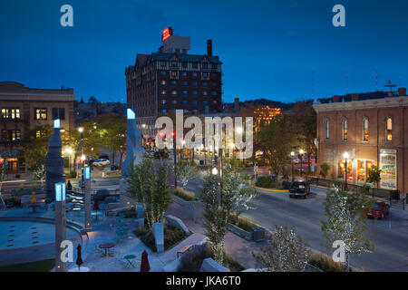 USA, Dakota du Sud, Rapid City, rue Main Square, soir Banque D'Images