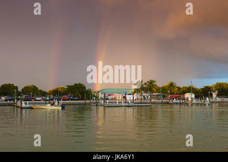 USA, Floride, le Parc National des Everglades, Flamingo, arcs-en-ciel et nuages Banque D'Images