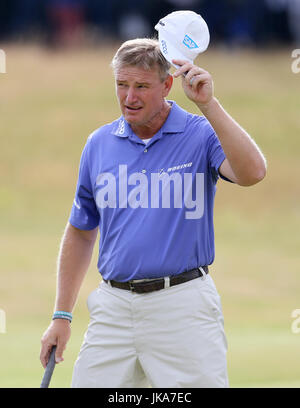 L'Afrique du Sud reconnaît l'Ernie Els fans sur la 18e journée lors de trois de l'Open Championship 2017 à Royal Birkdale Golf Club, Southport. Banque D'Images