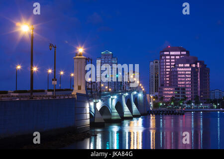 USA, Floride, West Palm Beach, vue sur la ville avec l'aube, Pont Royal Park Banque D'Images