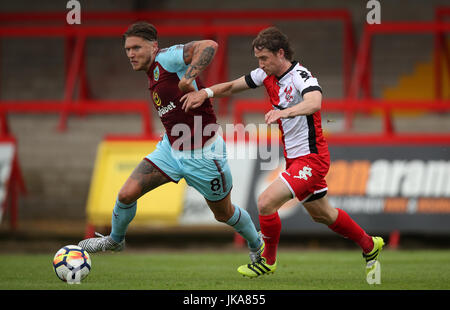 Burnley's Jeff Hendrick détient au large de Kidderminster Harrierrs' James McQuilkin lors de la pré-saison match amical à Aggborough, Kidderminster. Banque D'Images