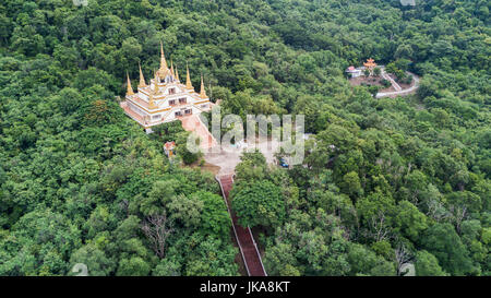 Scène aérienne de drone du temple construire sur la montagne en forêt et très célèbre ; Wat Tham Khao Phra Prang à Lopburi, Thaïlande Banque D'Images