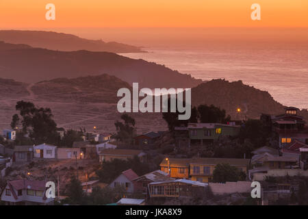 Le Chili, Coquimbo, augmentation de la vue sur la ville de la Cruz del III Milenio cross, crépuscule Banque D'Images