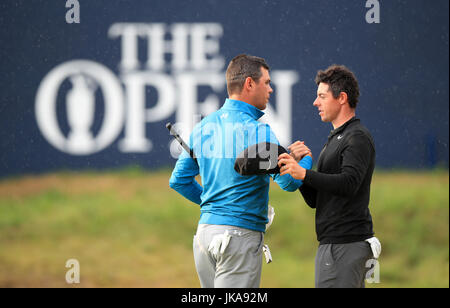 L'Irlande du Nord, Rory McIlroy (droite) et l'USA Gary Woodland se serrer la main après le match lors de la troisième journée de l'Open Championship 2017 à Royal Birkdale Golf Club, Southport. Banque D'Images