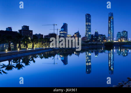 Le Chili, Santiago, Vitacura, Parque Bicentenario Park, vue de la tour Torre Gran Santiago, Dawn Banque D'Images