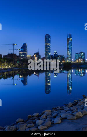 Le Chili, Santiago, Vitacura, Parque Bicentenario Park, vue de la tour Torre Gran Santiago, Dawn Banque D'Images