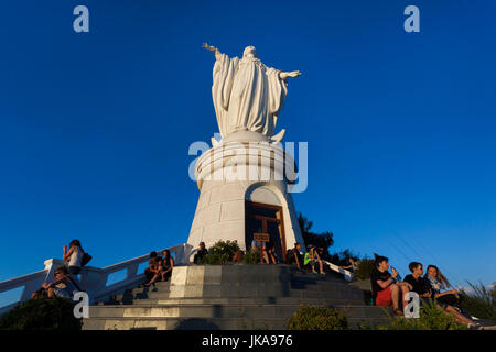 Le Chili, Santiago, Cerro San Cristobal Hill, Vierge de la Immaculada Concepcion statue, coucher du soleil Banque D'Images