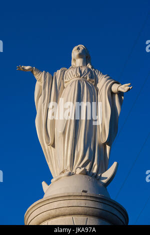 Le Chili, Santiago, Cerro San Cristobal Hill, Vierge de la Immaculada Concepcion statue, coucher du soleil Banque D'Images