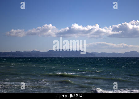 Debout sur la plage de Kurihama, donnant sur la baie de Tokyo. La préfecture de Chiba peut être vu dans la distance. Banque D'Images