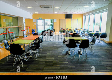 Essex, Angleterre Royaume-uni - 12 juin, 2017:cantine vide avec tables et chaises. Cette chambre claire et spacieuse. Banque D'Images