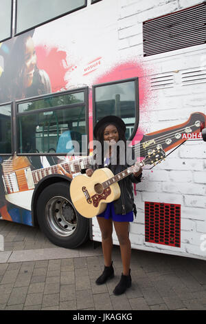 Modupe Obasola s'occupe de célébrer le lancement de concerts, en association avec Gibson Banque D'Images