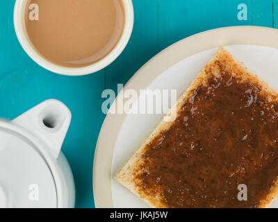 Tartiner sur des toasts extrait de boeuf against a blue background Banque D'Images