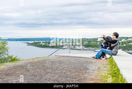 La ville de Québec, Canada - 30 mai 2017 : des gens assis tout en haut en haut de Pierre Dugua de Mons, Parc des champs de bataille dans la vieille ville à la recherche sur Saint L Banque D'Images