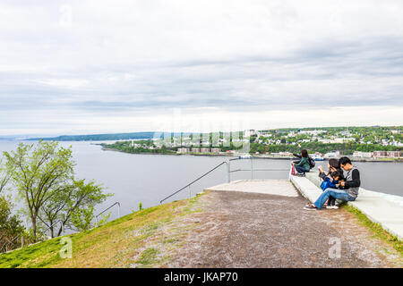 La ville de Québec, Canada - 30 mai 2017 : des gens assis tout en haut en haut de Pierre Dugua de Mons, Parc des champs de bataille dans la vieille ville à la recherche sur Saint L Banque D'Images