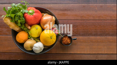 Des légumes frais dans un bac, Courgettes, oignon, orange, citron, tomate, pomme de terre Banque D'Images