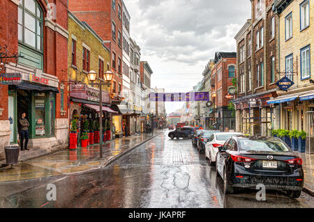 La ville de Québec, Canada - 31 mai 2017 : rue de la vieille ville Saint-Jean lors de fortes pluies avec des gouttes et route mouillée par restaurants Banque D'Images