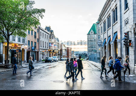 La ville de Québec, Canada - 31 mai 2017 : rue de la vieille ville avec des personnes traversant la côte du Palais Route et vue sur le coucher du soleil Banque D'Images