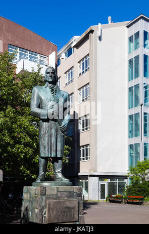 Statue en bronze de Skuli Magnusson dans une petite place à Reykjavik Banque D'Images