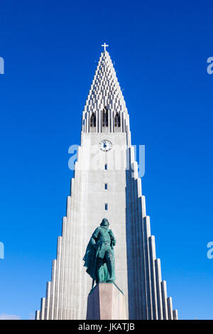 Statue en bronze de Leifur Eiriksson par l'église Hallgrimskirkja à Reykjavik Banque D'Images