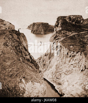 Pont de corde, Carrick a Rede près de la Giant's Causeway, à propos de l'Irlande, 1870. Le pont a été érigé pour rejoindre l'île pendant la saison de pêche au saumon Banque D'Images