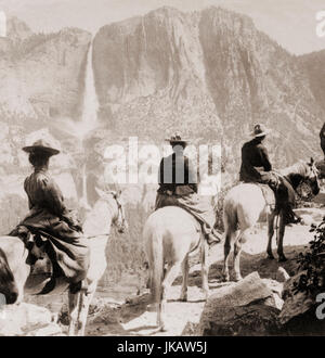 Les touristes à cheval à la recherche de chutes de Yosemite à Glacier Point, California, USA en 1901 Banque D'Images