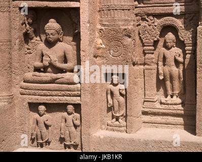 Personnages religieux taillée dans la roche sur la façade d'une ancienne cave temple bouddhiste près de grottes d'Ajanta Aurangabad Inde. 5e-6e siècle ap. Banque D'Images