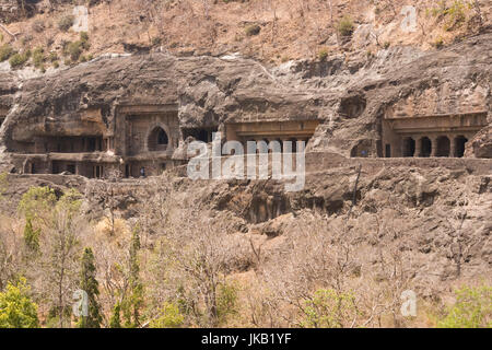 Rangée de temples bouddhistes antiques rock taillés dans la falaise à Ajanta près de Aurangabad Inde. 2ème siècle avant J.-C. au 6e siècle AD. Banque D'Images