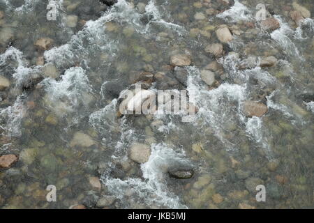 Les roches dans un cours d'eau Banque D'Images