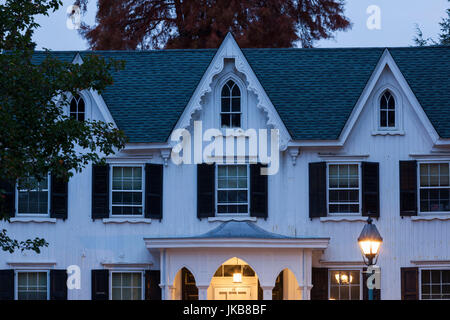 USA, New York, Dover, le centre-ville de bâtiments le long de la verdoyante et la State Street Banque D'Images