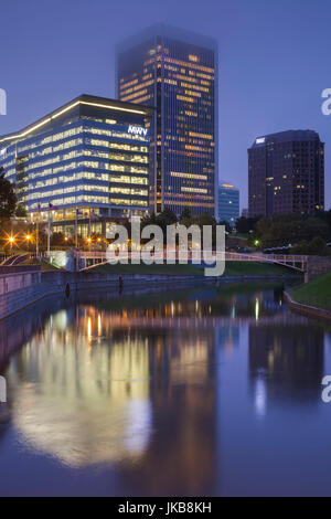 USA, Virginie, Richmond, Skyline le long du Canal de la rivière James, Dawn Banque D'Images