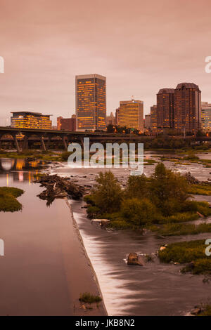 USA, Virginie, Richmond, Skyline le long de la rivière James, dusk Banque D'Images