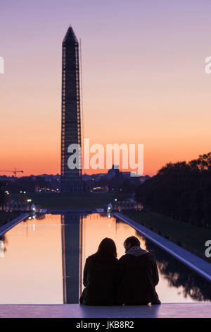 USA, Washington DC, Washington Monument avec couple, à l'aube Banque D'Images