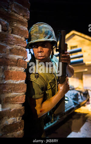 USA, Virginie, Triangle, National Museum of the Marine Corps, de l'époque de la guerre du Vietnam diorama de Marine noir soldat avec lance-grenades pendant la bataille de Hue Banque D'Images