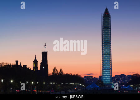 USA, Washington DC, National Mall, Smithsonian Castle et Washington Monument, dusk Banque D'Images