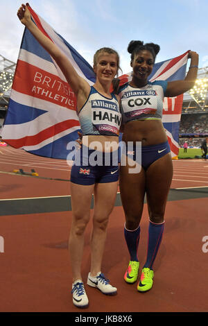 Kadeena la Grande-Bretagne Cox (à droite) et Sophie Hahn célébrer en prenant l'argent et l'or respectivement après la Women's 100m T38 Dernier jour pendant neuf des 2017 World Para Championnats mondiaux d'athlétisme à Londres Stadium. Banque D'Images